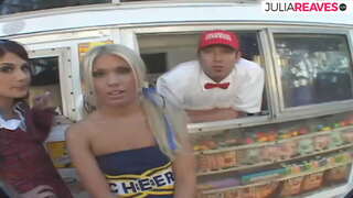 Ice cream kaihoko hanga e te ara pakeke i roto i tona van ice cream