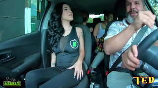 Цяжарная жанчына, паулиста, голыя ў машыне, хоча зрабіць свой першы порна фільм