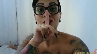 Emakume bat esnatu sakatu eta, amaitu da, esnea behera tantaka alde