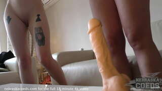 ���ातना लड़कियों की कोशिश कर रहा है अलग अलग खिलौने के लिए देख कितना बड़ा बहुत बड़ा है