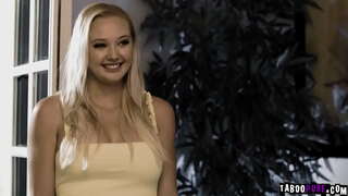 Милфа Лорен Филлипс һәм возбужденный яшүсмер Пейсли Портер чират буенча бара россиялелђр љстђн бу члене, Откусывая зур ирләр ит. Милфа Лорен Филлипс һәм возбужденный яшүсмер Пейсли Портер чират буенча бара россиялелђр љстђн бу члене, Откусывая зур ирләр ит.