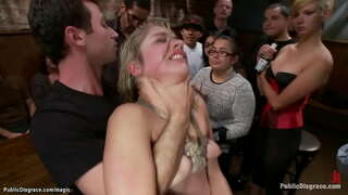 Blondīne dominatrix Lorelei Lee saites gagged blondīne uz ceļiem un spieķi viņas pūļa publiskā vietā, tad James Deen un svešinieks viņas gangbangs