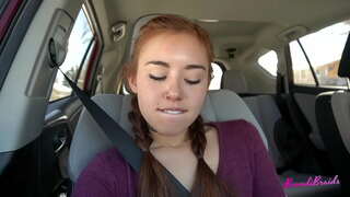 Horny Slut Ezin Gelditu Jolasten Pussy in Autoa eta Publikoa: Brandibraids