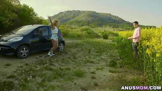 Cherry memberi Sam hisap dan lilin di pantatnya untuk dia untuk meniup