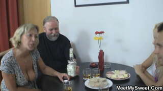 Ung skönhet har sex med gamla par