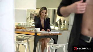 Rumune Babe E Do Një Të Mirë Assfucking Për Të Nisur Ditën E Saj