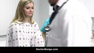 Perv डॉक्टर देते पर्यायी उपचार करण्यासाठी त्याच्या रुग्ण