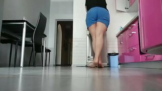 Mommy jolasean sukaldea. Oso barregarriena eta hezea pussy