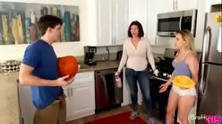 Å snike med stesøster mens mamma gjør labore hjem