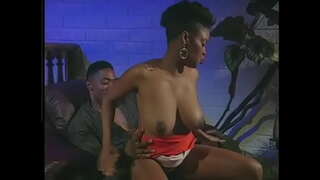 ���ავი sucks ძუკნა და doggy style სკამზე