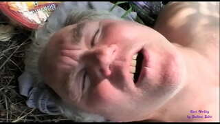 Děvka vidí dva staří muži kurva v otevřené krajině a připojí se k nim Děvka vidí dva staří muži kurva v otevřené krajině a připojí se k nim