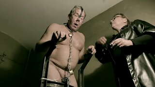 مالکن اپریل - سیاہ لیٹیکس ، کی catsuit غلام استعمال کیا گیا